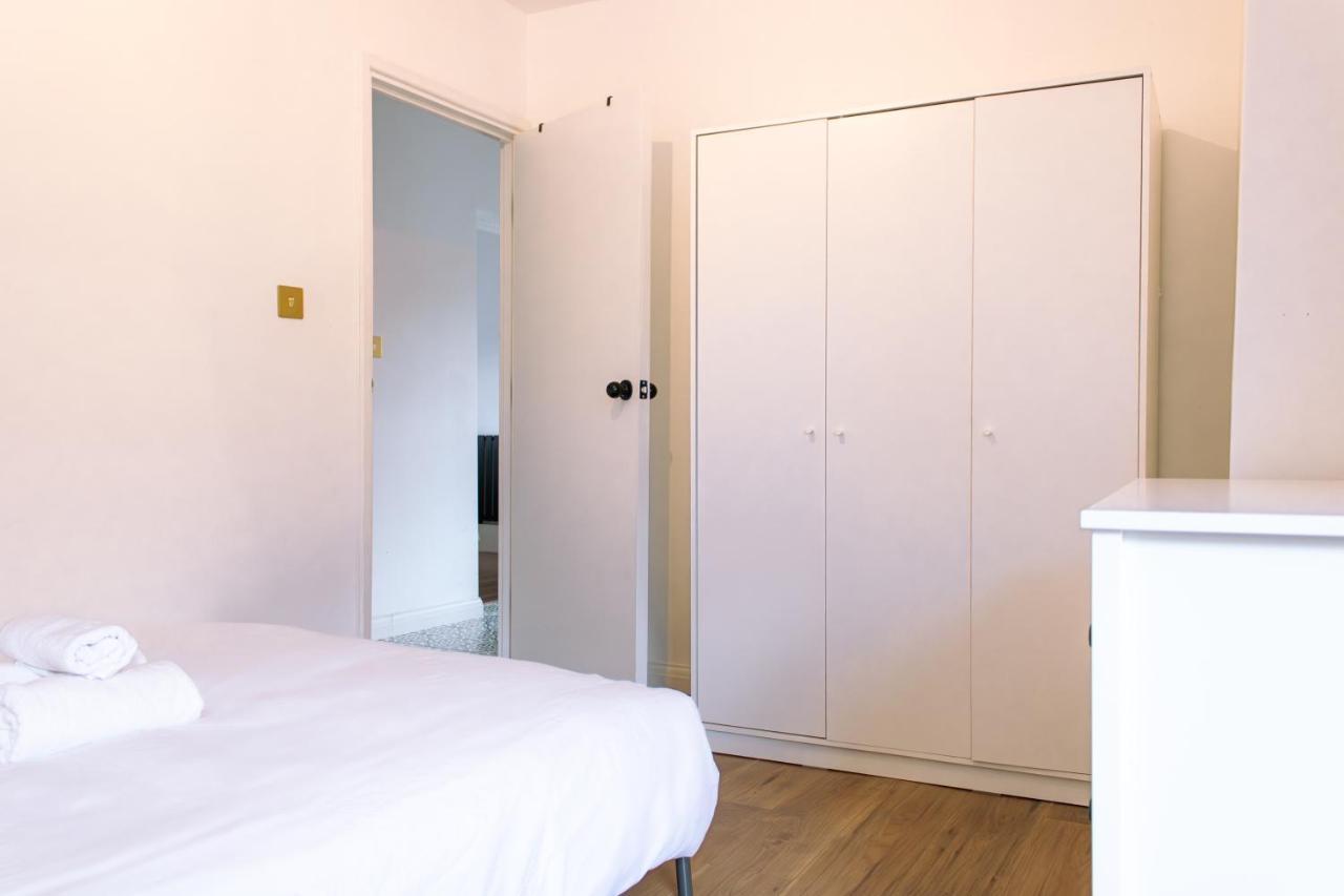 Nice 4 Bedroom Apartment Near City Centre 2-Min Walk To Metro !! Business & Family Friendly!! London Exterior photo