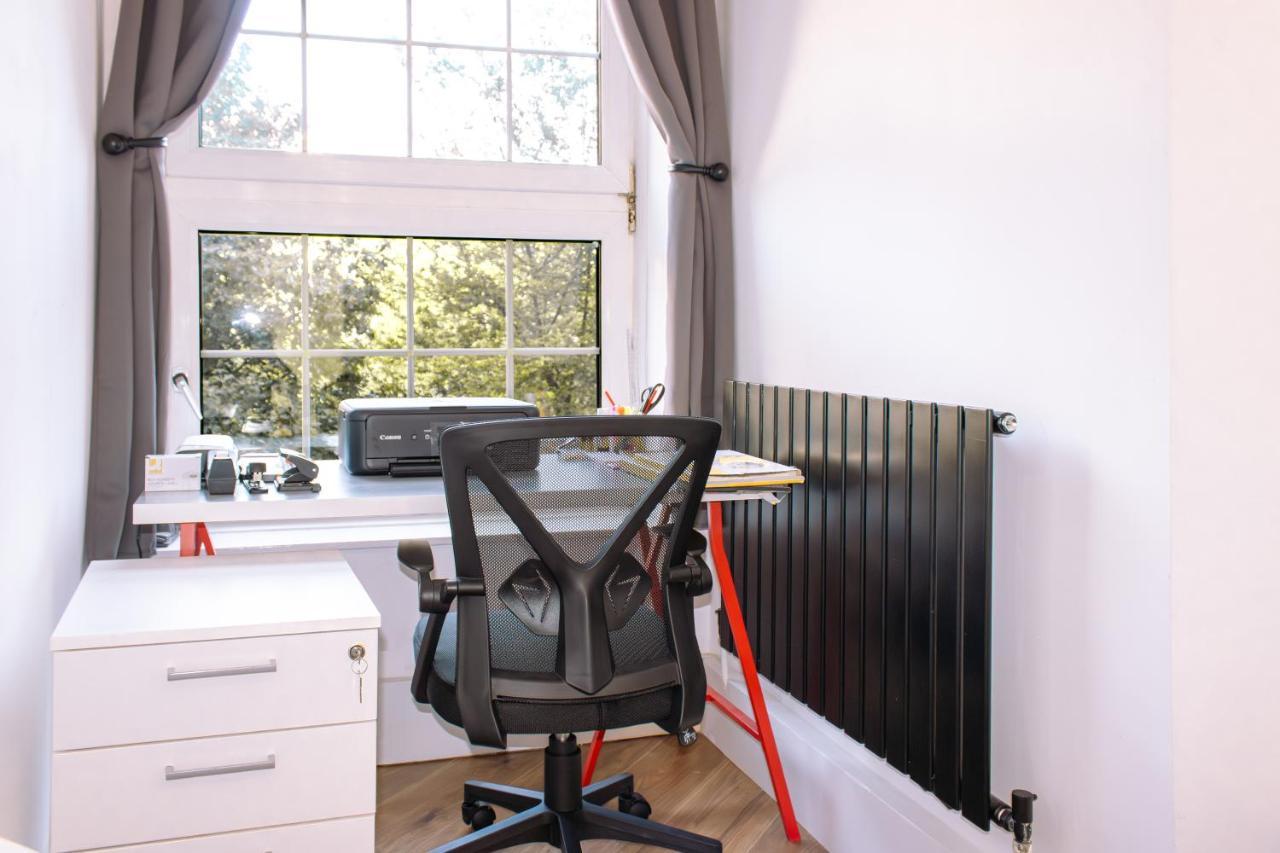 Nice 4 Bedroom Apartment Near City Centre 2-Min Walk To Metro !! Business & Family Friendly!! London Exterior photo
